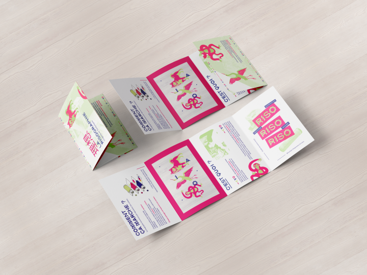 mockup de dépliant coloré posé au sol