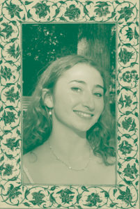 photo de Célestine Dessagnes, tons verts, avec un cadre autour, de style médiéval